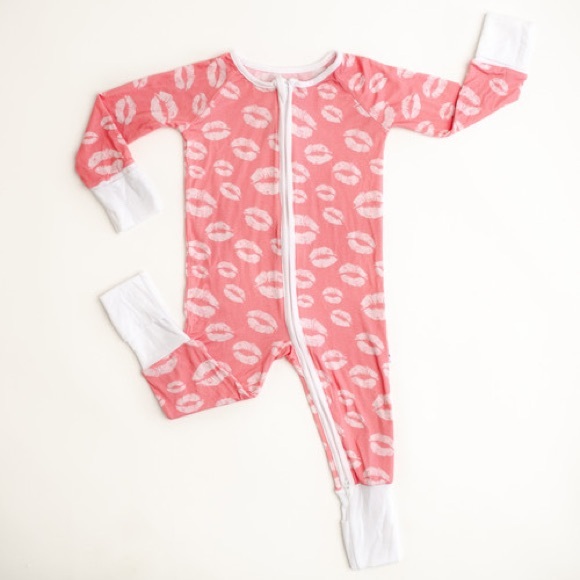 💋 RETIRED Little Sleepies Pink Kisses / Lips zippy size 6-12 months - Picture 2 of 8